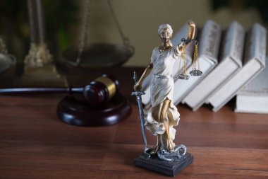 Bulanık arka plan üzerinde kör tanrıça Themis heykeli