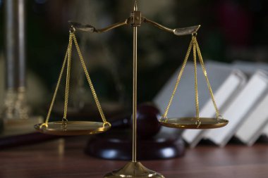 Bulanık arka planda izole edilmiş Themis ölçekleri