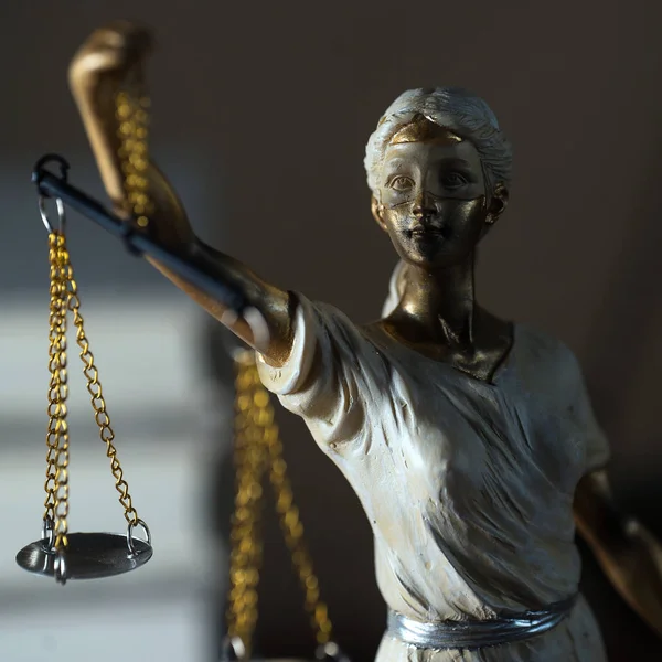 Bulanık arka plan üzerinde kör tanrıça Themis heykeli