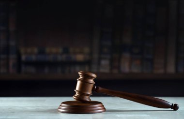 Bulanık arka planda büyük hakimin ahşap tokonu