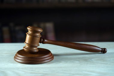 Bulanık arka planda büyük hakimin ahşap tokonu
