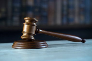 Bulanık arka planda büyük hakimin ahşap tokonu