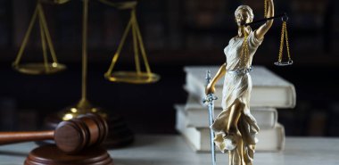 Bulanık arka plan üzerinde kör tanrıça Themis heykeli