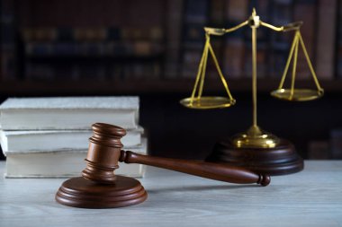 Bulanık arka planda büyük hakimin ahşap tokonu