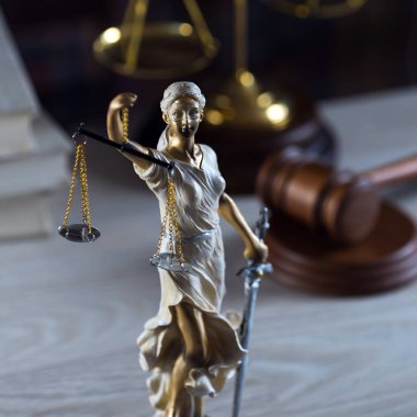 Bulanık arka plan üzerinde kör tanrıça Themis heykeli