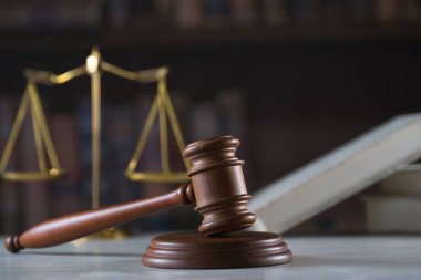 Bulanık arka planda büyük hakimin ahşap tokonu