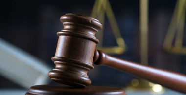 Bulanık arka planda büyük hakimin ahşap tokonu