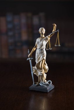 Bulanık arka plan üzerinde kör tanrıça Themis heykeli