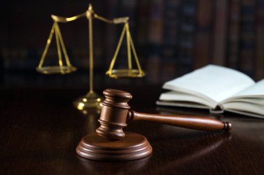 Bulanık arka planda büyük hakimin ahşap tokonu