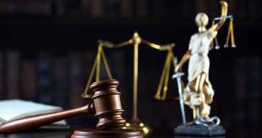 Bulanık arka plan üzerinde kör tanrıça Themis heykeli