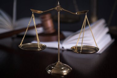 Bulanık arka planda izole edilmiş Themis ölçekleri