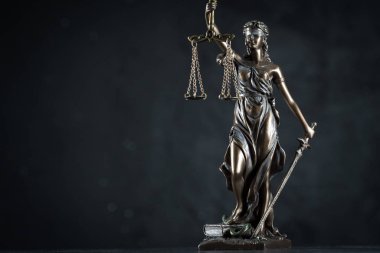 Bulanık arka plan üzerinde kör tanrıça Themis heykeli