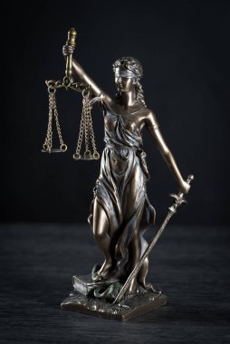 Bulanık arka plan üzerinde kör tanrıça Themis heykeli
