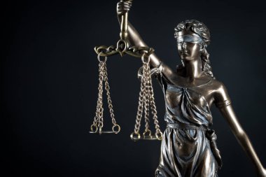 Bulanık arka plan üzerinde kör tanrıça Themis heykeli
