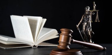 Bulanık arka plan üzerinde kör tanrıça Themis heykeli