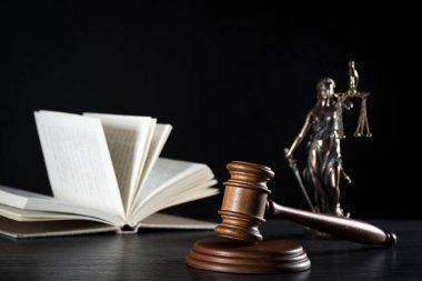 Bulanık arka plan üzerinde kör tanrıça Themis heykeli