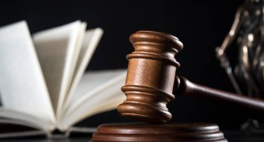 Bulanık arka planda büyük hakimin ahşap tokonu