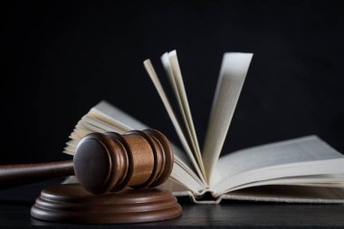 Bulanık arka planda büyük hakimin ahşap tokonu