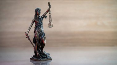 Bulanık arka plan üzerinde kör tanrıça Themis heykeli