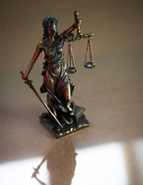 Bulanık arka plan üzerinde kör tanrıça Themis heykeli