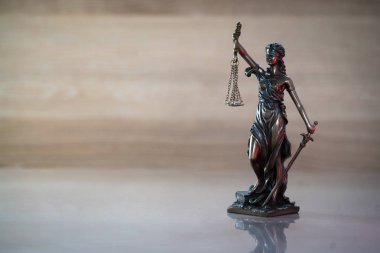 Bulanık arka plan üzerinde kör tanrıça Themis heykeli