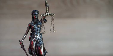 Bulanık arka plan üzerinde kör tanrıça Themis heykeli