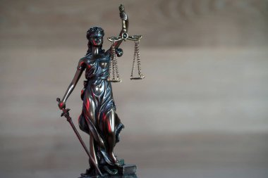 Bulanık arka plan üzerinde kör tanrıça Themis heykeli
