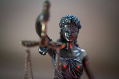 Bulanık arka plan üzerinde kör tanrıça Themis heykeli