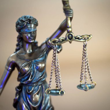 Bulanık arka plan üzerinde kör tanrıça Themis heykeli