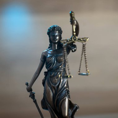 Bulanık arka plan üzerinde kör tanrıça Themis heykeli