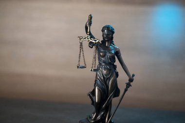 Bulanık arka plan üzerinde kör tanrıça Themis heykeli