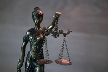 Bulanık arka plan üzerinde kör tanrıça Themis heykeli