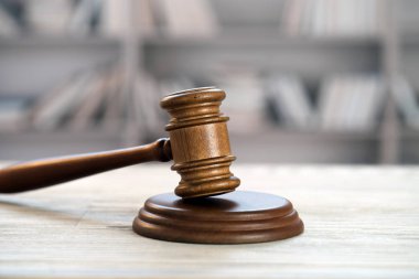 Bulanık arka planda büyük hakimin ahşap tokonu