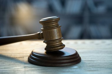 Bulanık arka planda büyük hakimin ahşap tokonu