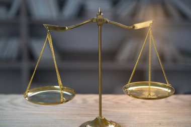 Bulanık arka planda izole edilmiş Themis ölçekleri