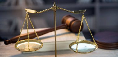 Bulanık arka planda izole edilmiş Themis ölçekleri