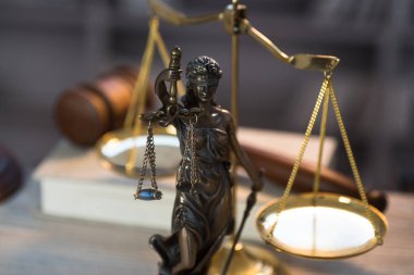 Bulanık arka plan üzerinde kör tanrıça Themis heykeli