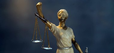 Bulanık arka plan üzerinde kör tanrıça Themis heykeli
