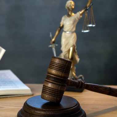 Bulanık arka plan üzerinde kör tanrıça Themis heykeli