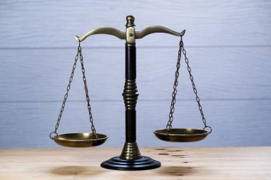Bulanık arka planda izole edilmiş Themis ölçekleri