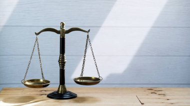 Bulanık arka planda izole edilmiş Themis ölçekleri