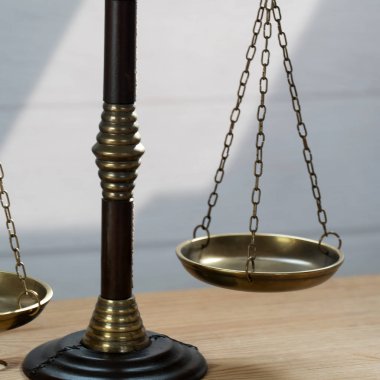 Bulanık arka planda izole edilmiş Themis ölçekleri