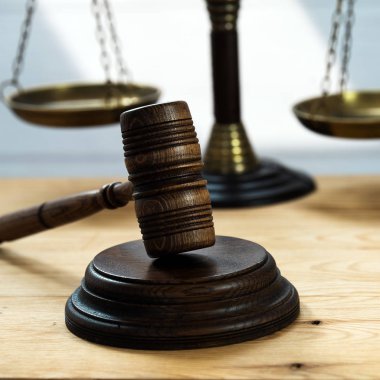 Bulanık arka planda büyük hakimin ahşap tokonu