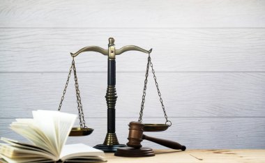 Bulanık arka planda izole edilmiş Themis ölçekleri