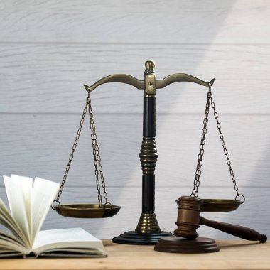 Bulanık arka planda izole edilmiş Themis ölçekleri