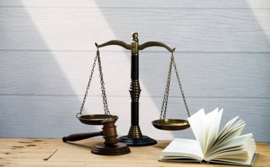 Bulanık arka planda büyük hakimin ahşap tokonu
