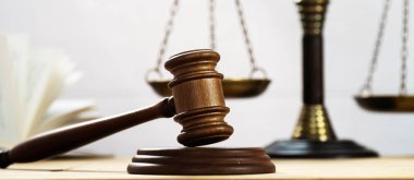 Bulanık arka planda büyük hakimin ahşap tokonu