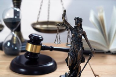 Bulanık arka plan üzerinde kör tanrıça Themis heykeli