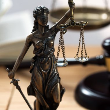 Bulanık arka plan üzerinde kör tanrıça Themis heykeli