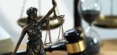 Bulanık arka plan üzerinde kör tanrıça Themis heykeli